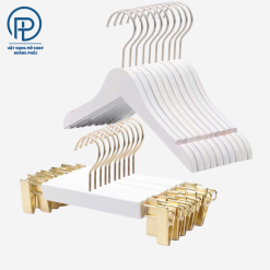 moc gỗ trắng treo váy cưới